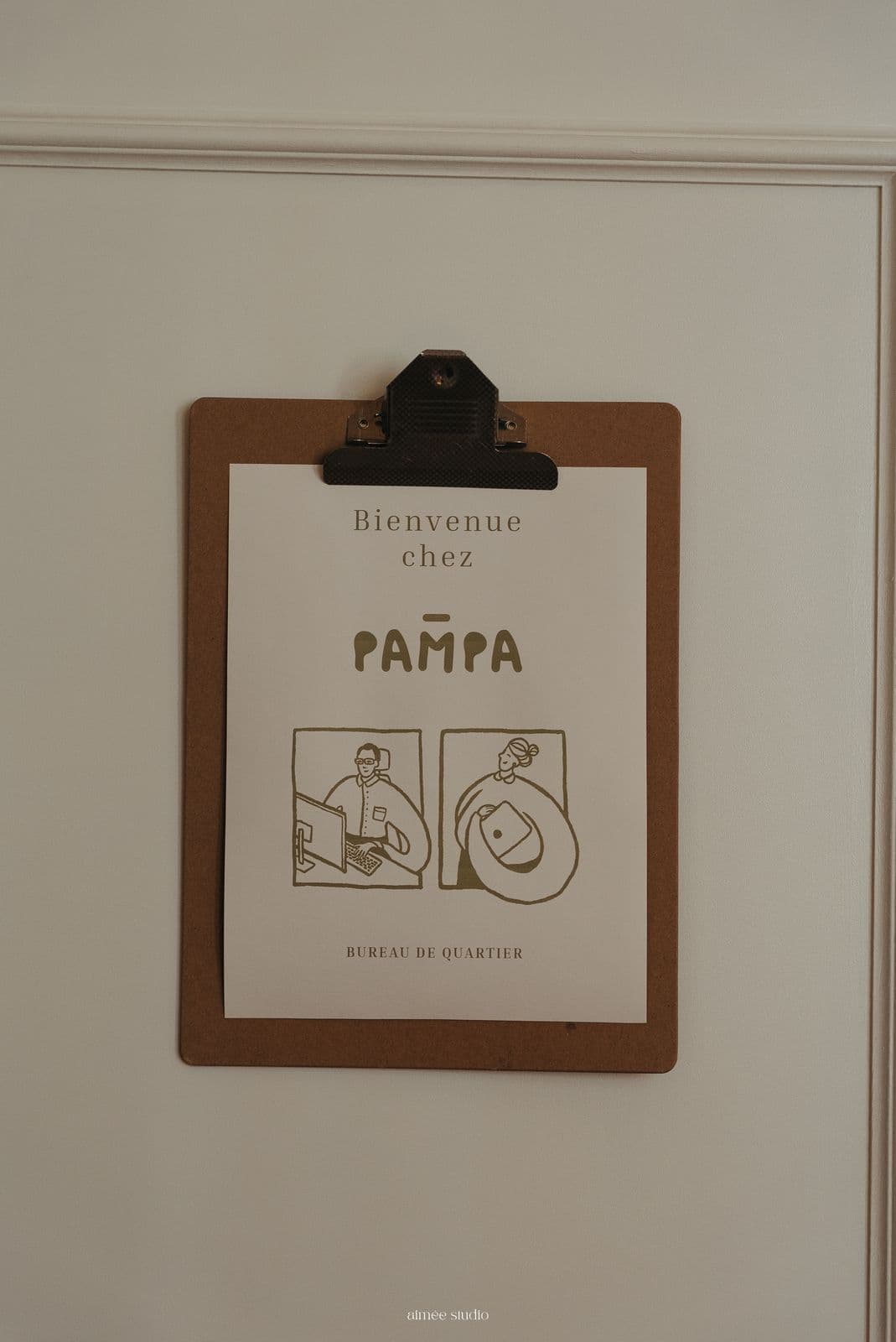 Panneau « Bienvenue chez Pampa » accroché au mur