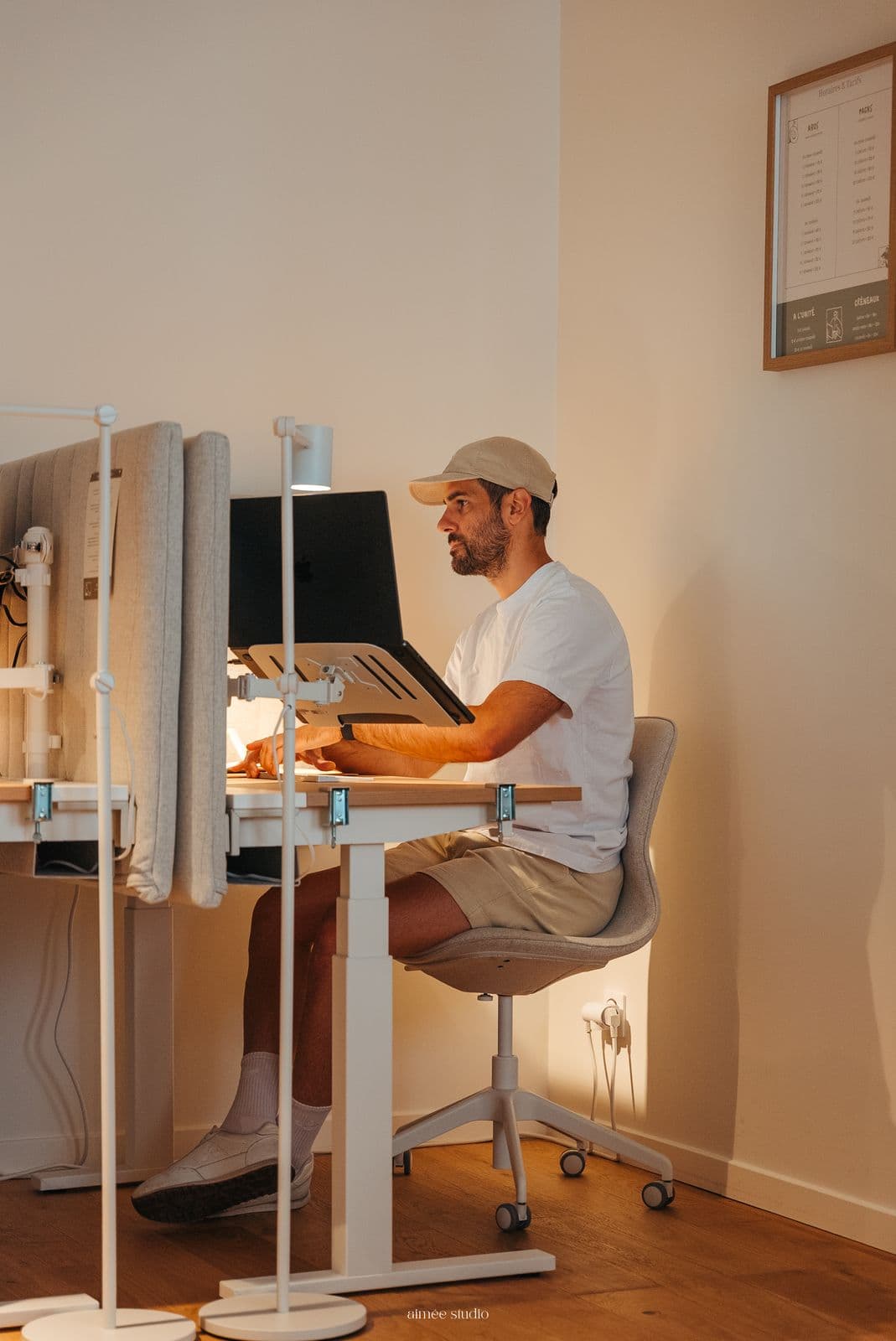 Un coworker à un bureau Focus assis-debout