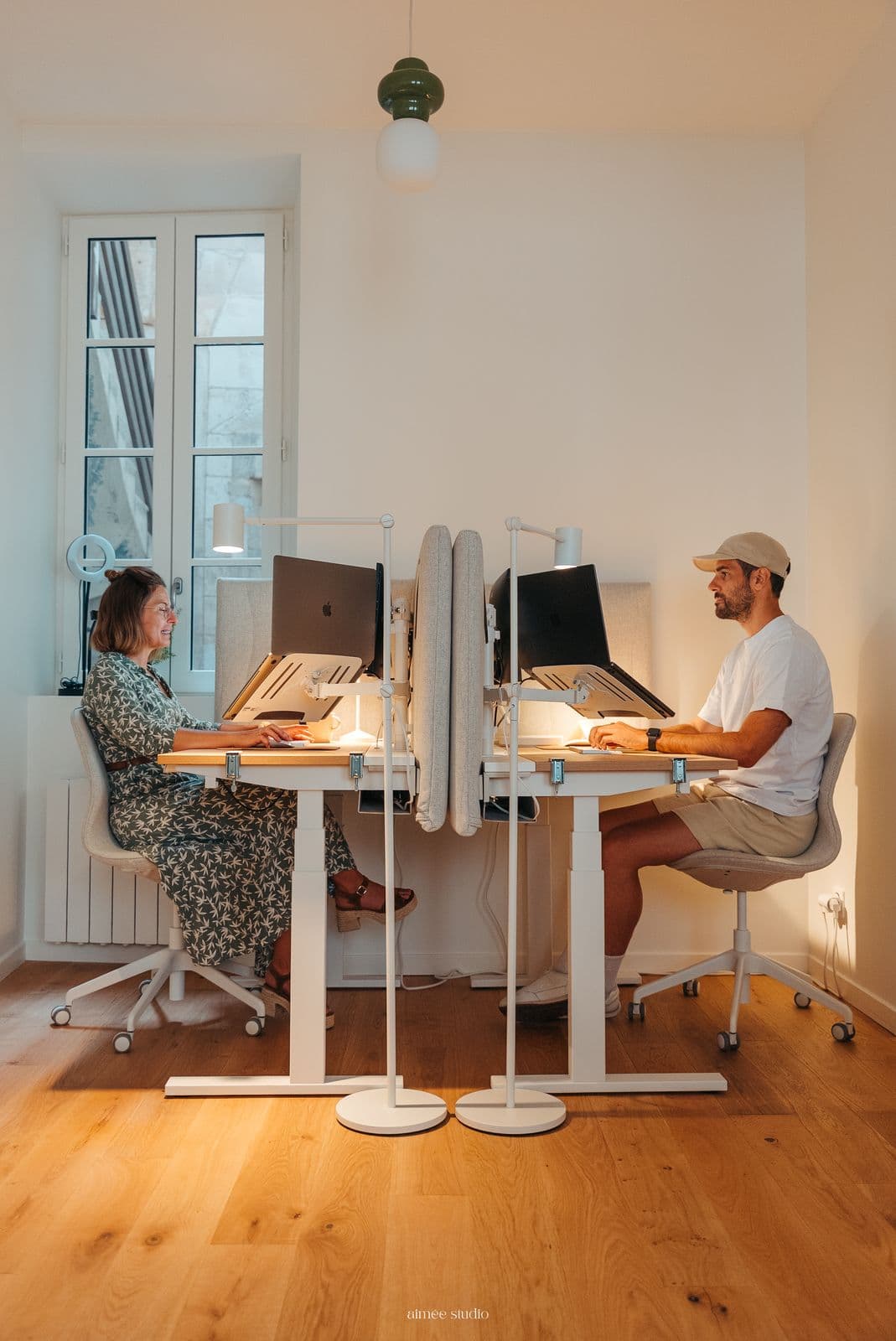 Deux coworkers aux bureaux Focus, face à face