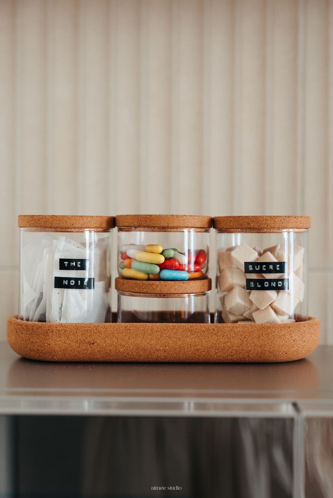 Bocaux de thé, de bonbons et de sucre
